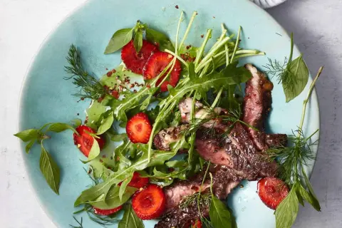 Saftiges Steak mit Erdbeeren und Rucola, ein perfektes sommer rezepte hauptgericht. Frische Kräuter runden das Gericht ab.