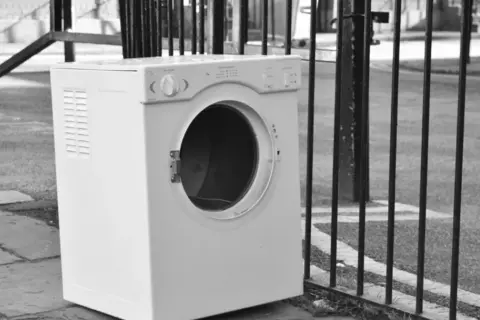 Gdzie oddać elektrośmieci w Warszawie? Sprawdź najlepsze miejsca!