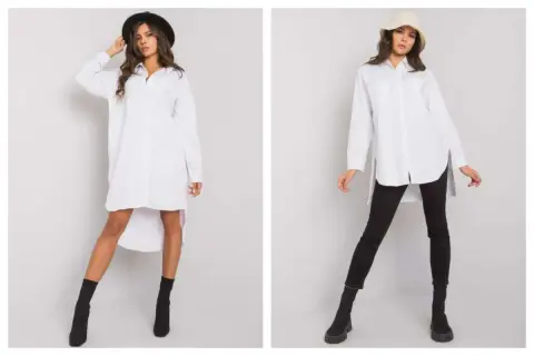 Dwie kobiety prezentują białą koszulę plus size. Jedna w czarnym kapeluszu i botkach, druga w beżowym kapeluszu i czarnych legginsach.