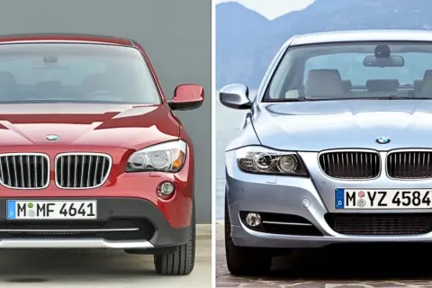 Två BMW-bilar, en röd SUV och en silverfärgad sedan, framifrån. Kanske dags för en bmw återkallelse?