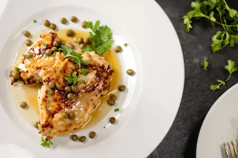 Délicieuse aile de raie poêlée au beurre, nappée d'une sauce légère et parsemée de câpres et de persil frais. Un plat savoureux.