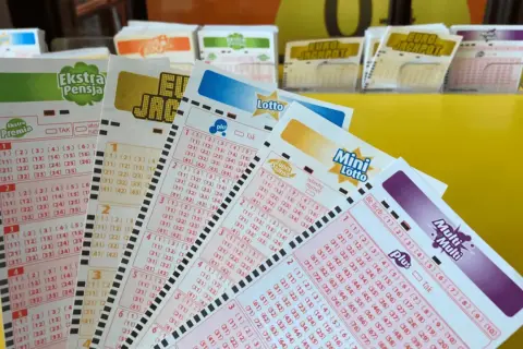 Kaskada gra online? Na stole leżą kupony lotto: Ekstra Pensja, Euro Jackpot, Mini Lotto, Multi Multi.