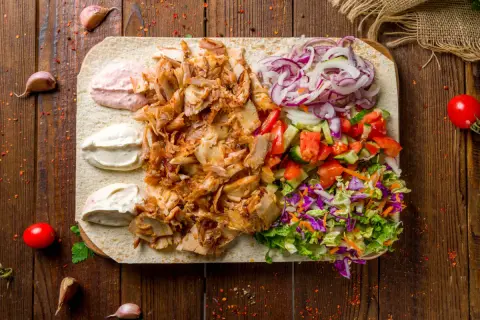 Pyszna shoarma co to? Mięso, warzywa i sosy na placku. Idealne na szybki posiłek.