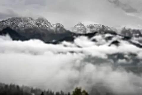 Mgliste poranki nad największymi górami w Polsce. Szczyty Tatr skryte w chmurach, a u ich podnóża gęsta mgła otula lasy i doliny.