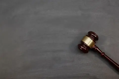 Ile trwa uprawomocnienie wyroku karnego? Poznaj kluczowe terminy