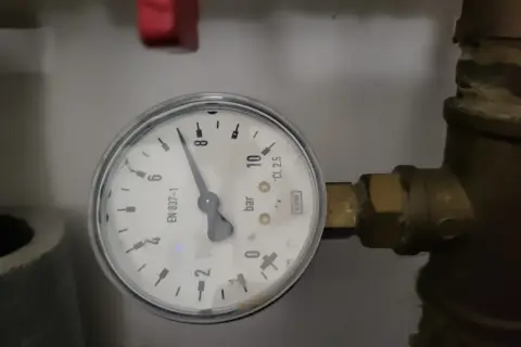 Manometr wskazuje, jakie ciśnienie wody w domu. Wskazówka pokazuje około 7 barów.