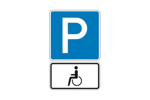Verkehrsschild: Parkplatz mit Rollstuhlsymbol. Ein blauer Kasten mit weißem "P" über einem weißen Kasten mit schwarzem Rollstuhlsymbol kennzeichnet einen behinderten Parkplatz.