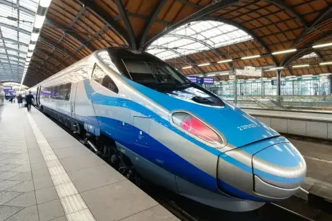 Nowoczesny pociąg PKP na peronie. Sprawdź rozkład jazdy PKP Miechów Kraków i wyrusz w podróż!