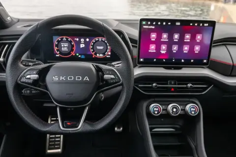 Wnętrze Skody z ekranem multimedialnym i cyfrowymi zegarami. System Skoda Connect oferuje intuicyjną obsługę.