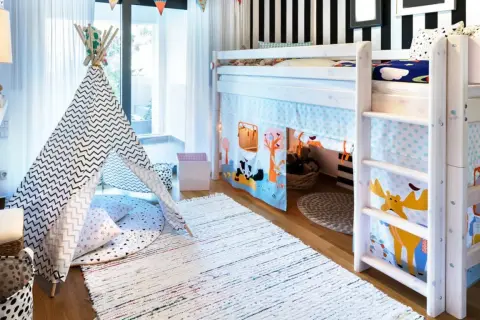 Ein **hochbett vor fenster** in einem Kinderzimmer mit Spielzelt, Teppichen und bunten Vorhängen.
