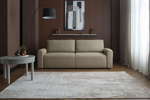 Elegancka aranżacja ściany za kanapą: obraz abstrakcyjny, półka z dekoracjami i lampa łukowa tworzą stylową całość.