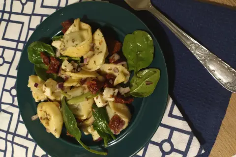 Najlepsze dodatki do tortellini z pomidorami i mozzarellą, które zachwycą