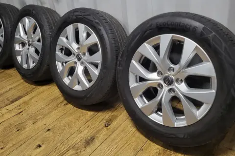 Komplet czterech felg aluminiowych 17 cali z oponami Continental EcoContact 6, idealnych dla Renault Captur.