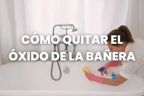 Una mujer con guantes rosas limpia la bañera, mostrando cómo quitar el óxido.