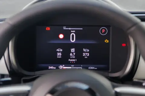 Cyfrowy kokpit pokazuje prędkość 0 km/h, średnie spalanie 6.7 L/100km i dystans 373 km. To pomocne informacje, jak obliczyć spalanie.