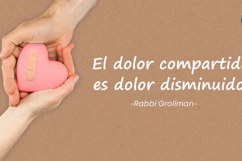 Manos sostienen un corazón rosa con una curita, transmitiendo la idea de que el dolor compartido es dolor disminuido.