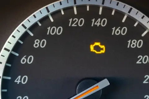 Kontrolka silnika świeci się, sygnalizując potencjalny za wczesny zapłon w dieslu objawy. Czas sprawdzić auto.