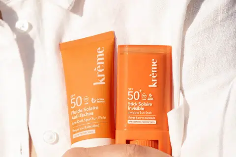 Deux produits solaires Krème SPF 50, un fluide et un stick, pour une protection optimale. Combien de temps pour une peau protégée ?