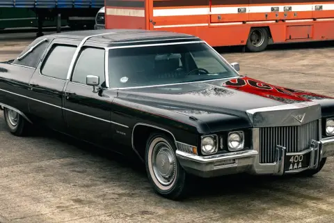 Svart Cadillac Fleetwood från 70-talet, en imponerande amerikansk klassiker med kromdetaljer och vinyltak.