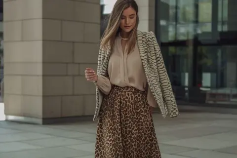 Jaka bluzka do spódnicy w panterkę, aby wyglądać stylowo i modnie?