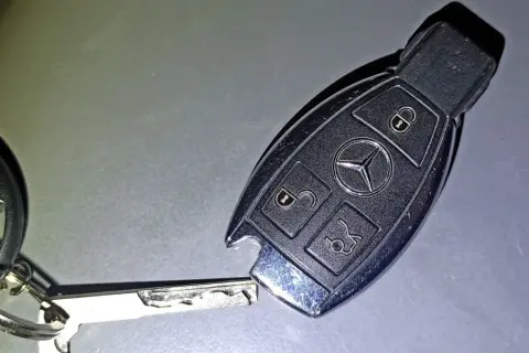 Jak wymienić baterie w kluczyku Mercedes - uniknij kosztownych napraw