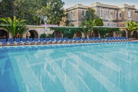 Disfruta de un refrescante baño en Malta, ideal para aprender inglés en un entorno vacacional.
