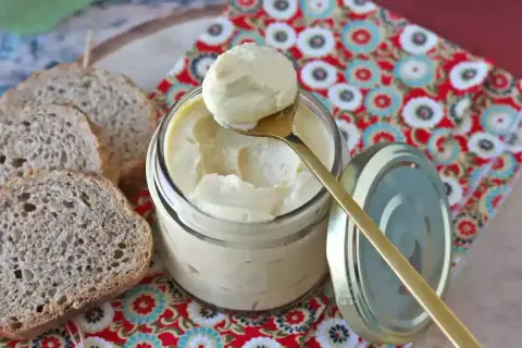 Maionese fatta in casa con uova sode e olio di girasole, pronta da spalmare su pane rustico.