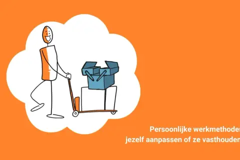Een man duwt een steekwagen met dozen, wat de betekenis van conformeren kan illustreren: aanpassen of vasthouden aan je eigen werkwijze.