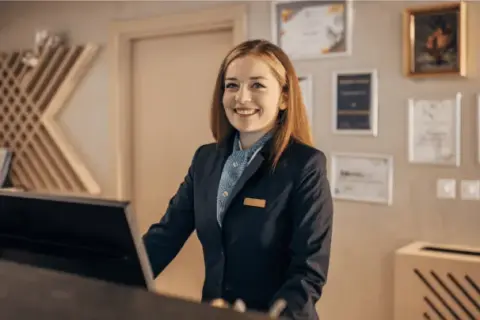 Ile zarabia się na recepcji w hotelu? Zaskakujące różnice w wynagrodzeniach