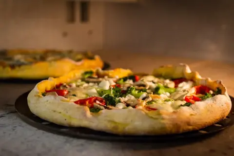 Na ile wstawić pizzę do piekarnika, aby uniknąć przypalenia?