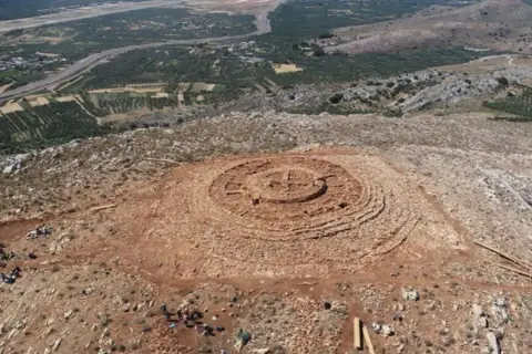Ruines circulaires sur une colline rocheuse, rappelant un labyrinthe. Un site archéologique qui pourrait être le résumé du mythe du Minotaure.
