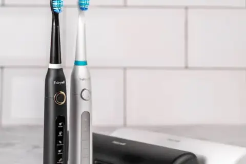 Szczoteczka soniczna czy elektryczna? Która lepsza dla Twoich zębów?