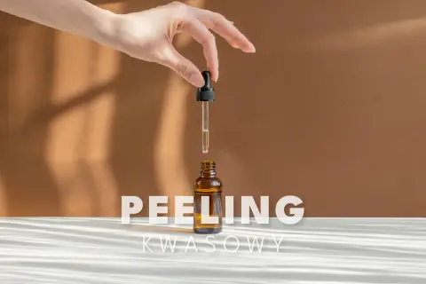 Dłoń trzyma pipetę nad buteleczką z serum. Delikatny peeling kwasowy, np. z kwasem laktobionowym, dla promiennej cery.
