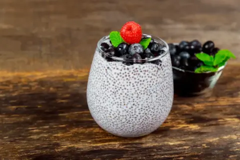 Pudding chia z jagodami i maliną. Nasiona chia – właściwości i przeciwwskazania.