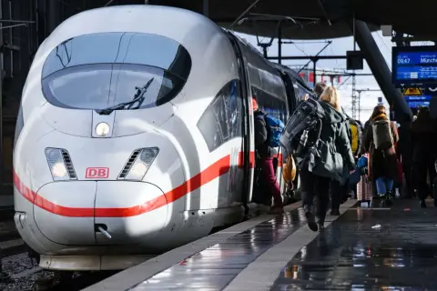 ICE nach Polen: Reisende steigen in den Zug. Ein ICE der Deutschen Bahn wartet auf dem Bahnsteig.