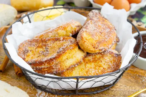 Korb mit goldbraunen, zuckerbestreuten Bavesen. Das bavesen rezept original ist einfach und lecker.