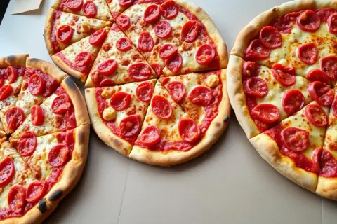 Pizza 45 cm: Idealna dla 3-5 osób? Jak dobrać rozmiar i oszczędzać!
