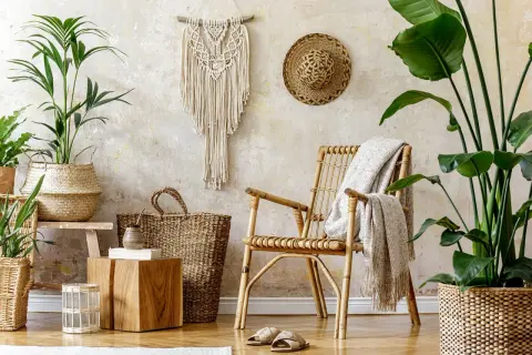 Ambiance bohème avec une chaise en rotin, paniers tressés, macramé et plantes vertes. Une **exotique déco des îles à faire soi même** pour un coin détente.