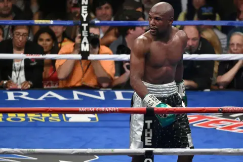 Floyd Mayweather Jr. in the ring, a testament to how long has Floyd Mayweather been boxing. His focused gaze hints at years of dedication.