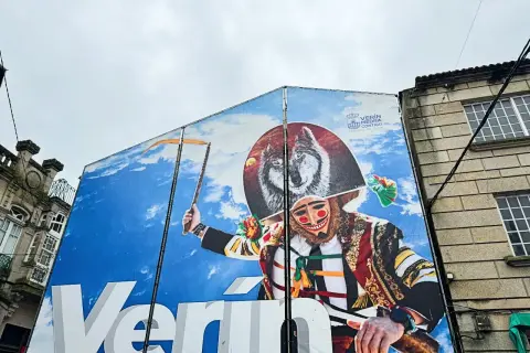 Mural en Verín con un lobo y un personaje de carnaval. ¡Descubre qué ver en Verín y su cultura!