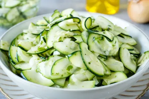 Frischer Zucchini Salat mit Kräutern, leicht und lecker.