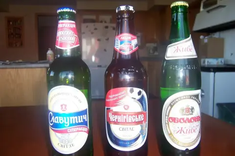 Trzy butelki ukraińskiego piwa: Slavutych, Chernihivske i Obolon.