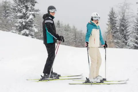 Najlepsze kurtki zimowe na narty: jak wybrać idealny model?