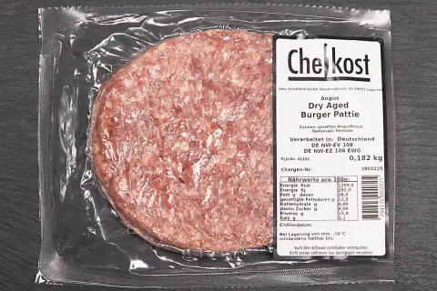 Ein Dry Aged Burger Patty von Che Kost wiegt 0,182 kg. Das Fleisch ist gereiftes Angusfleisch.