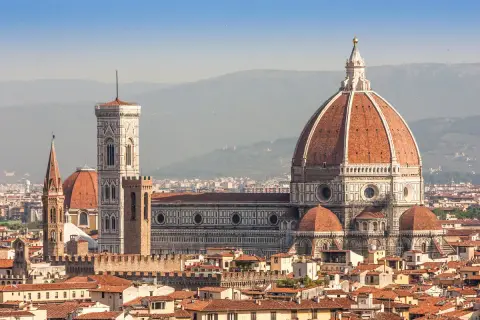 La cupola di Santa Maria del Fiore domina Firenze, con il Campanile di Giotto e il Battistero. Un riassunto visivo dell'iconica skyline.