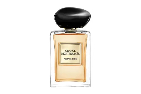 Szklana butelka z pomarańczowym płynem i czarną nakrętką. Etykieta głosi "ORANGE MÉDITERRANÉE ARMANI/PRIVE".
