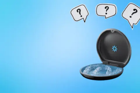 Pytania o invisalign cena? Przezroczyste nakładki w etui, gotowe do prostowania zębów.