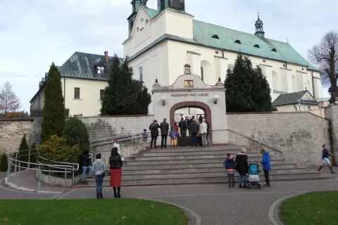 Ludzie wchodzą do sanktuarium Matki Boskiej Leśniowskiej.