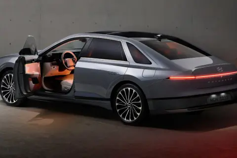 Elegancki Hyundai Grandeur z otwartymi drzwiami, ukazujący luksusowe wnętrze i nowoczesne tylne światła.