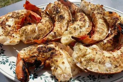 Queues de langouste grillées : le secret d'une chair tendre et juteuse.